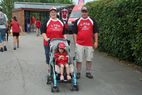 Familie in FCN-Trikots mit Kinderwagen auf dem Weg zum Stadion