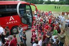 Menschenmenge am Mannschaftsbus des 1. FC Nürnberg