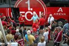 Fans vor dem Mannschaftsbus mit FCN-Logo