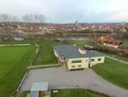 Luftaufnahme von Vereinsheim und Parkplatz mit Blick Richtung Stadt