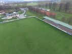 Luftaufnahme von Spielfeld, Tribüne und Tennisanlage