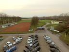 Luftaufnahme von Parkplatz, Tennisplätzen und Sportgelände