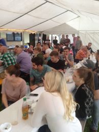 Voll besetzte Bierbänke im Festzelt