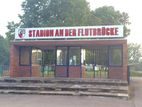 Eingangsgebäude mit dem Schriftzug „Stadion an der Flutbrücke“