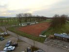 Luftaufnahme von Tennisplätzen, Zufahrt und Parkplatz neben dem Stadion