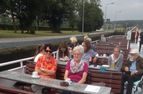 Frauen an einem Tisch auf dem Schiffsdeck