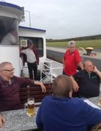 Fahrgäste mit Bier an Deck