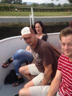 Fahrgäste sitzen auf dem Schiffsdeck