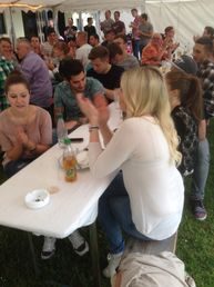 Feiernde Gäste an Tischen im Festzelt