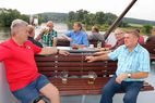 Zwei Männer im Gespräch an Deck
