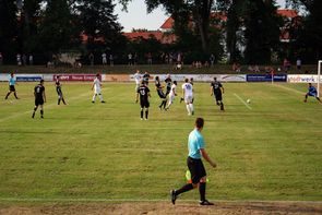 Spielszene mit Schiedsrichterassistent im Vordergrund
