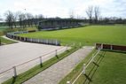 Zuschauerweg mit Geländer entlang des Spielfelds