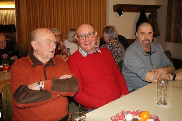 Drei Männer am Tisch im Vereinsheim
