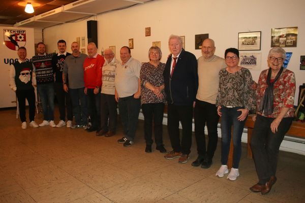 Gruppenfoto zahlreicher Gäste in einer Reihe im Vereinsheim