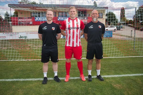 Das Trainerteam vor einem Tor auf dem Sportplatz, von links: Janik Full im schwarzen Trainingsshirt, Danny Möhring im rot-weiß gestreiften Trikot und Jochen Full im schwarzen Trainingsshirt; im Hintergrund das Sportheim