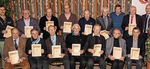 Gruppenfoto geehrter Mitglieder mit Urkunden