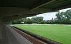 Blick unter dem Dach der Tribüne hindurch auf das Spielfeld