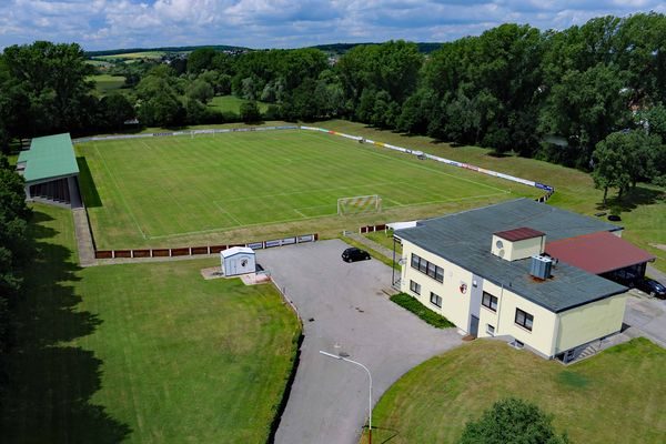 Luftbild der Sportanlage an der Flutbrücke mit Rasenplätzen, Parkplatz und Vereinsheim