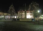 Beleuchteter Platz mit Weihnachtsbäumen bei Nacht