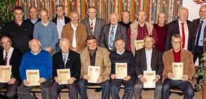 Gruppenfoto geehrter Mitglieder mit Urkunden