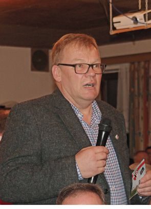 Redner mit Brille und Mikrofon