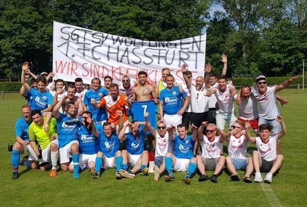 Jubelnde Spieler der SG mit Transparent „SG TSV Wülflingen 1. FC Hassfurt – Wir sind Kreisklasse“