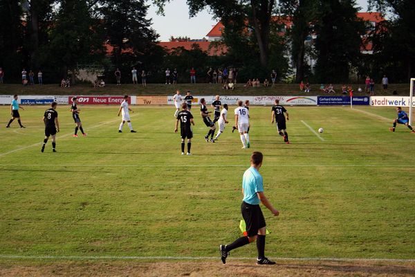 Spielszene mit Schiedsrichterassistent im Vordergrund