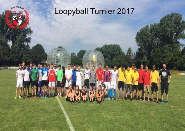 Gruppenfoto der Teilnehmer des Loopyball-Turniers 2017 mit zwei Loopyball-Bällen, Schriftzug „Loopyball Turnier 2017“ und Jubiläumslogo