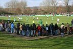 Zuschauer dicht gedrängt am Spielfeldrand während eines Spiels